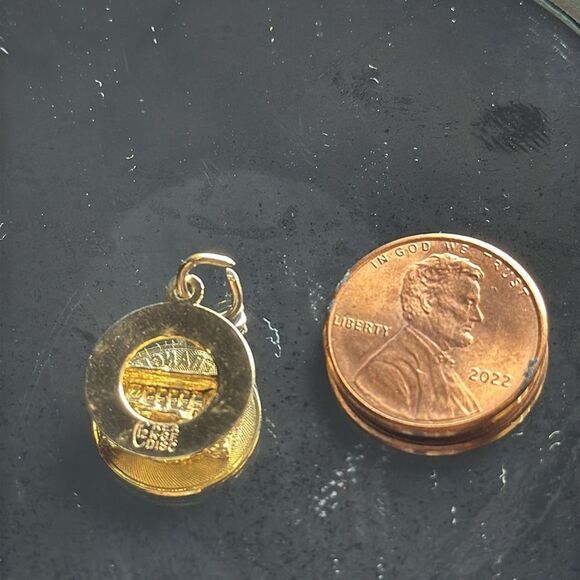 Vintage San Francisco Trolley 12 karat gold filled disc pendant or charm - Picture 3 of 4